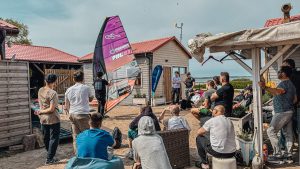 Maciek Rutkowski showing how to properly rig the sail