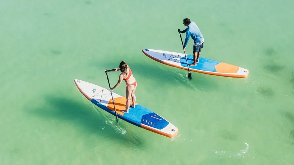 Deski SUP touring, lub crusier łączą stabilność deski allround, z szybkością i trzymaniem kursu desek race. Idealny wybór dla osób średnio-zaawansowanych.
