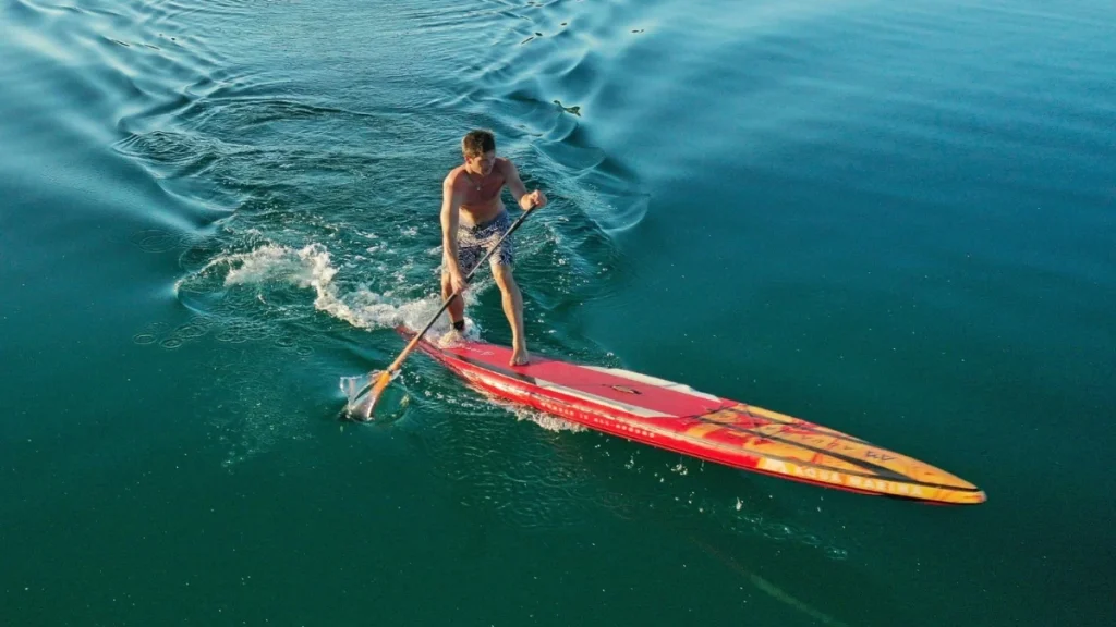 Deski SUP race są bardzo wąskie długie. Ich kształt pozwala na generowanie dużych prędkości i trzymanie kursu o wiele lepiej niż deski allround, czy touring, jednak są o wiele mniej zwrotne.