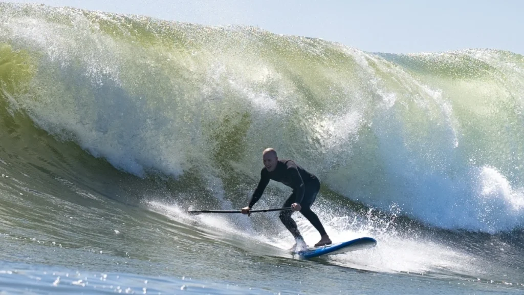 Deski SUP przeznaczona do surfingu są zazwyczaj krótsze i mają mniejsze finy, dzięki czemu są bardziej zwrotn na falach.