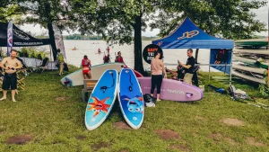 Instructor shows how to adjust SUP paddle