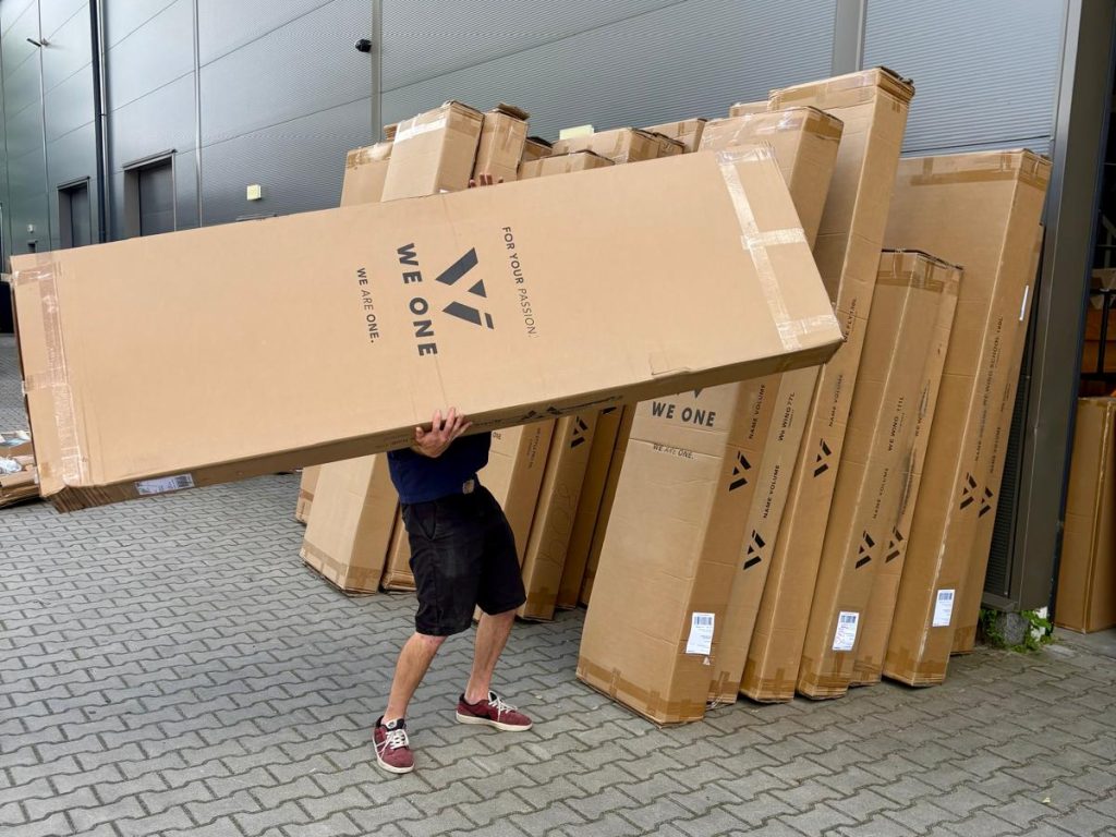 We deliver big stuff – windsurfing boards, sup boards, sails, mast – you name it!