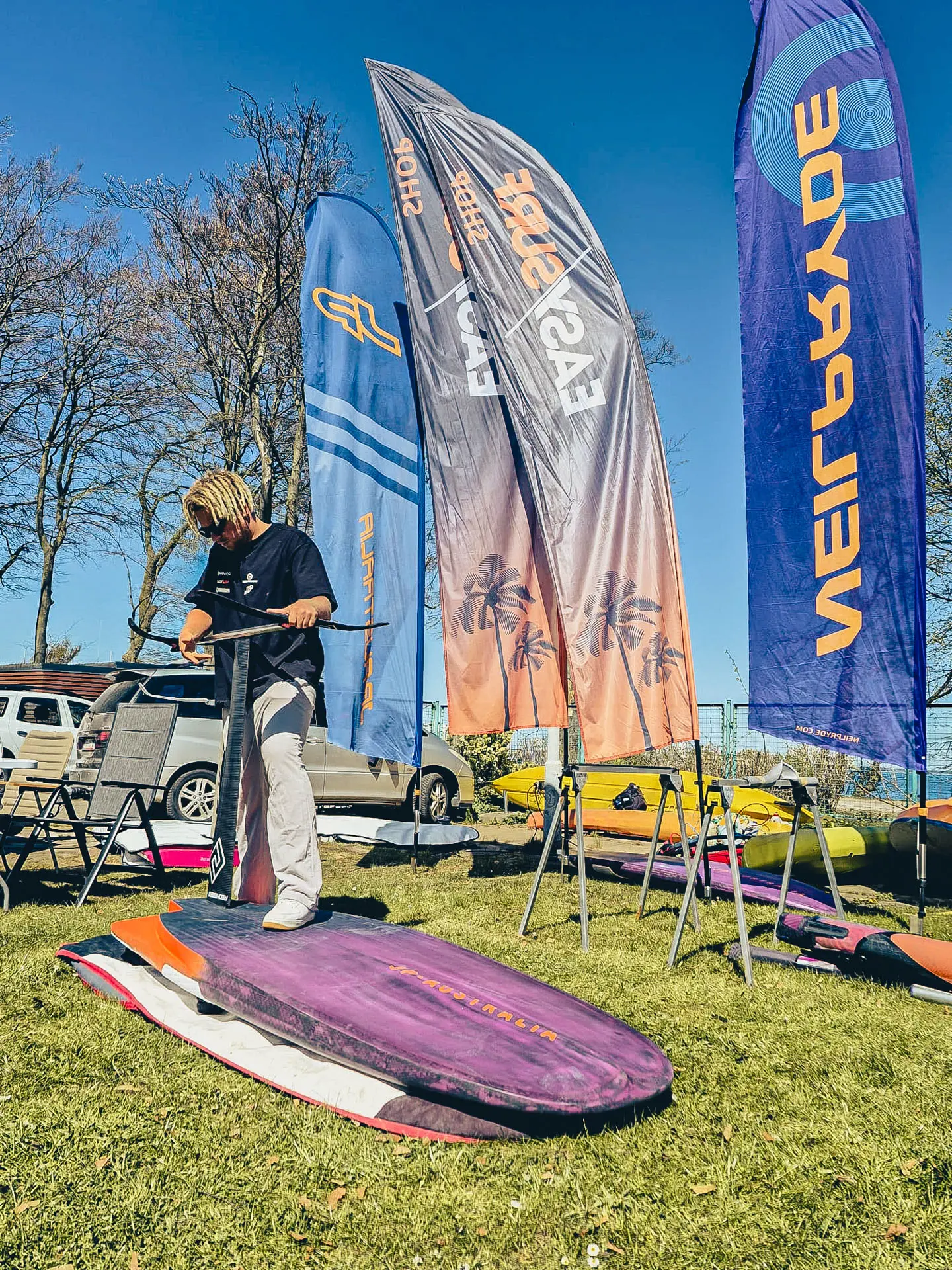 Maciek Rutkowski showing board and fin setup