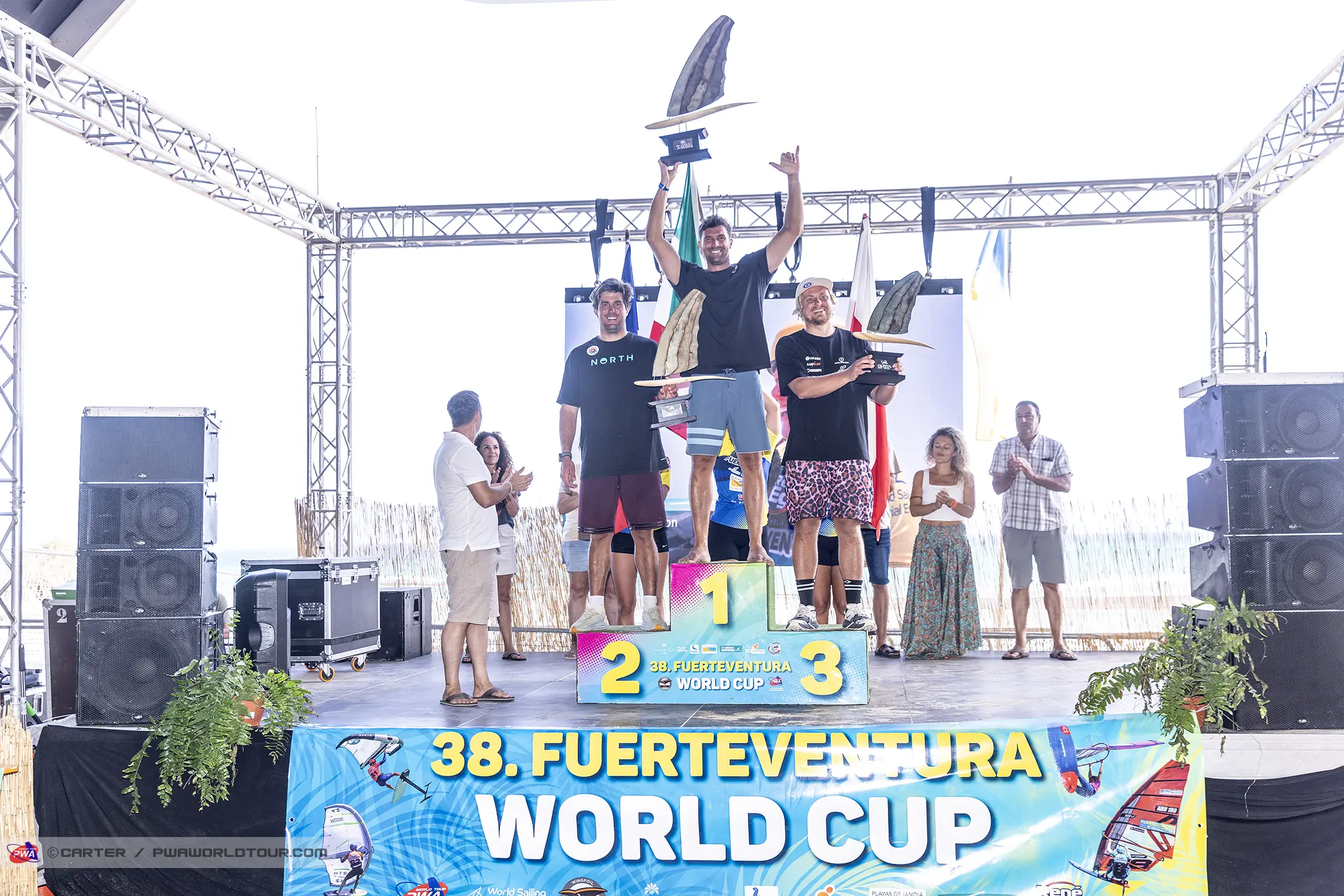 Dekoracja zwycięzców PWA Slalom X 2026 na Fuerteventurze