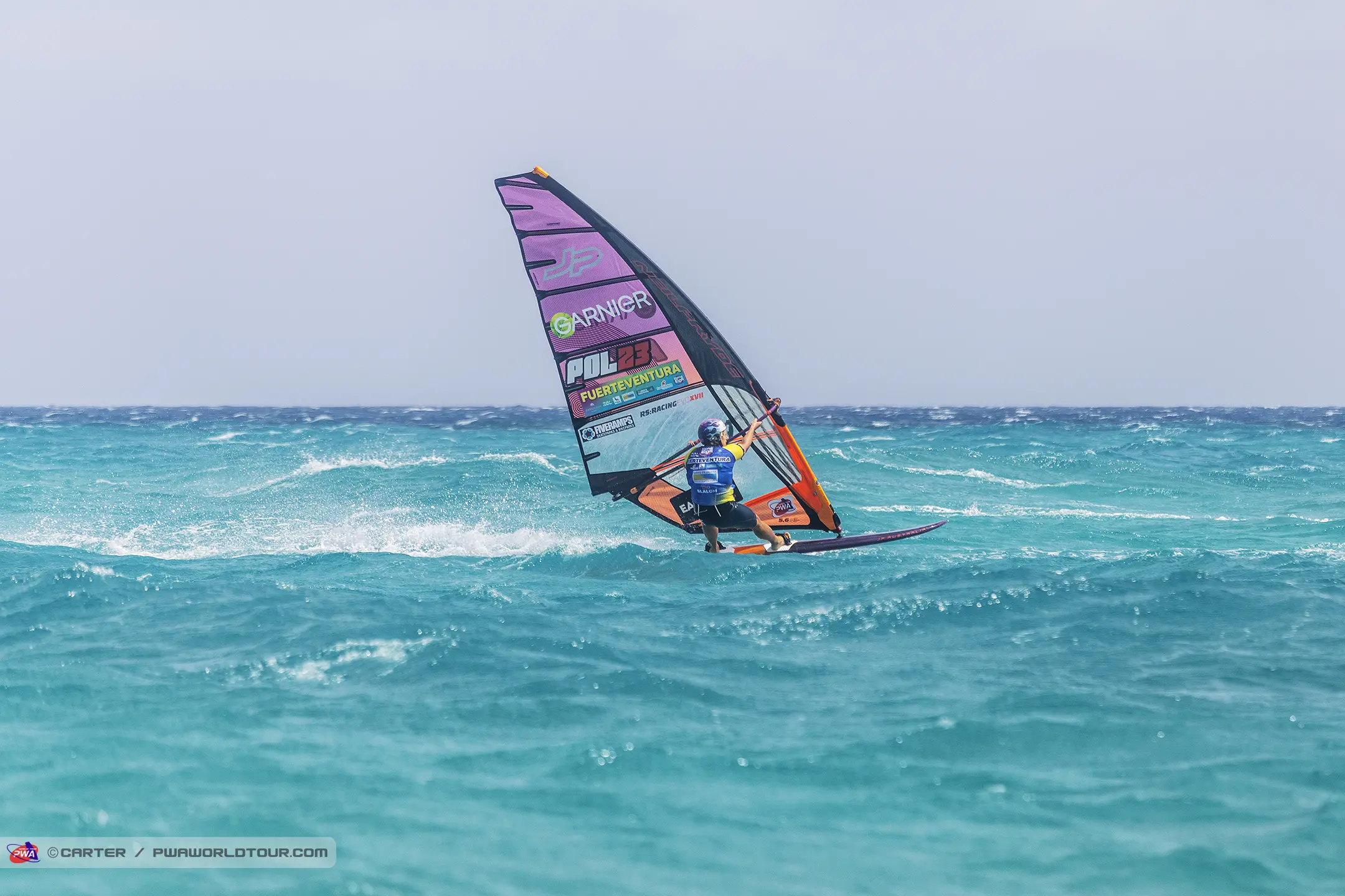 Maciek Rutkowski podczas wyścigu slalomowego na Fuerteventurze